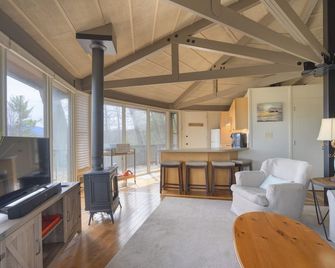 Cozy rental near Greenbrier Resort with a deck, stunning views modern-rustic charm, and full kitchen - White Sulphur Springs - Living room