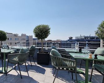 Okko Hotels Nice Aéroport - Niza - Balcón
