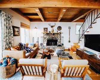 Riverfront! Pet-Friendly A-Frame Cabin - 25min to Sierra @ Tahoe - Kyburz - Living room