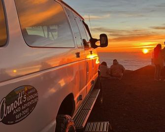 Arnott's Lodge & Hiking Adventures - Hilo