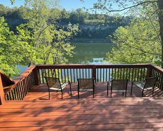 Lakefront Cabin: Private Water Access, Boat Parking, Lake View & Wi-Fi - Burnside - Balcón
