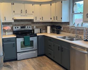 Veteran Owned, charming 4-bedroom house with WiFi, AC in lovely Presque Isle - Presque Isle - Cocina