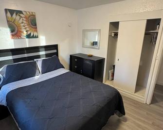 Cozy 2BD House unit 2 Med district - Wasilla - Bedroom