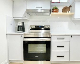 Modern & Comfy Getaway | Near Delpark Homes Centre - Oshawa - Keuken