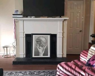 Townhouse in the City w/Pool - 2 Bed 2.5 Bath - Raleigh - Living room