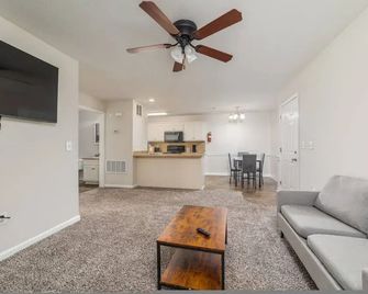 Modern 1BR With Pool and Parking Access - Columbus - Living room