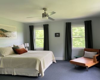 Fickle Fox Farm. Daffodils are popping their heads up, summer is coming! - Canaan - Bedroom