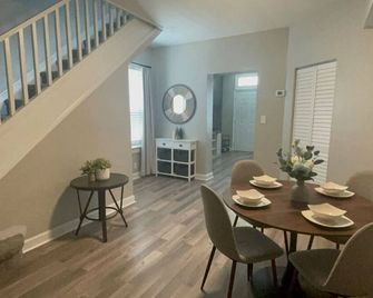 Cozy Portsmouth Retreat 2br 1ba - Portsmouth - Dining room
