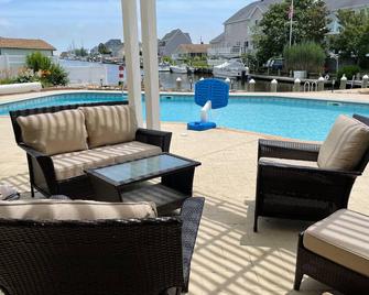 Exceptional waterview house, pool, hot tub, 2-min walk to Ocean Gate beach! - Bayville - Pool
