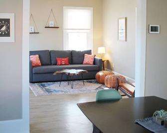Charmer on 2nd - Beautiful home 2 blocks from Main - Trinidad - Living room
