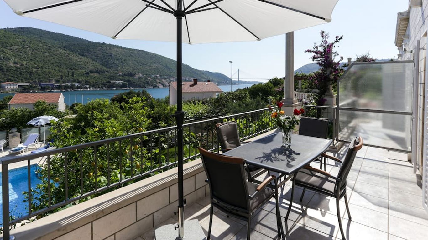 Villa Celenca - Superior Two Bedroom Apartment with Terrace and Sea View - A5