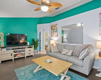Jenson Beach 4bd 2ba Home With Heated Po - Port St. Lucie - Living room