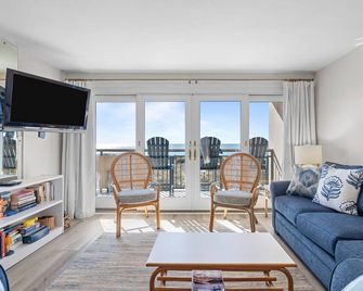 Seaworthy-Oceanfront 3 Br/3 Ba, Beachwalk Villa Panoramic oceanview, elevator - Pine Knoll Shores - Living room
