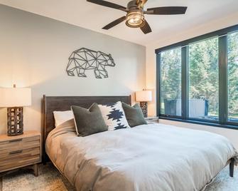 Private Cabin For Couples! Hike, Relax, Hot Tub! - Philipsburg - Habitación