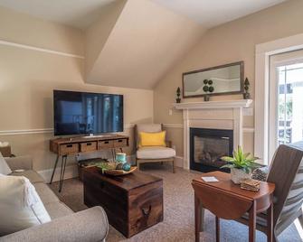 C.H. Bailey House - Roseburg - Living room