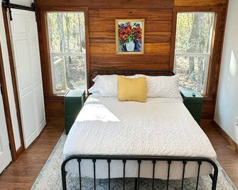 Riverfront Retreat in Columbus - Columbus - Bedroom