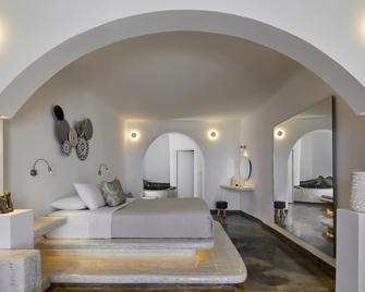 Suites of the Gods Cave Spa Hotel - Megalochori - Schlafzimmer