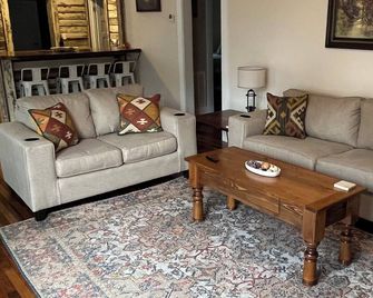 Located 3 miles to Grenada Lake - Grenada - Wohnzimmer
