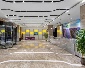 Lavande Hotels Ganzhou Golden Plaza - Ganzhou - Lobby