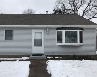 Close to Peoria downtown area, civic center, OSF Hospital, shopping area - Peoria Heights - Building