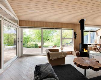 Holiday Home With Big Terrace And Panoramic View To Nature - Tikøb - Sala de estar