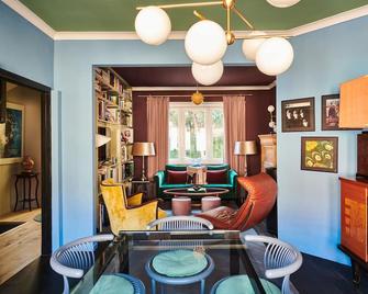 Charming 2-Bedroom Home & Garden - Brussels - Living room