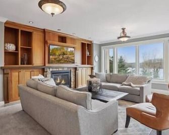 Luxury 7400 sq.ft Stunning Home Theater/Sleeps 18+ - Plymouth - Living room