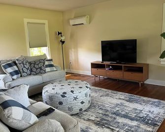 Water front estate on farm cidery. Pet friendly with inviting private beach. - Kilmarnock - Living room