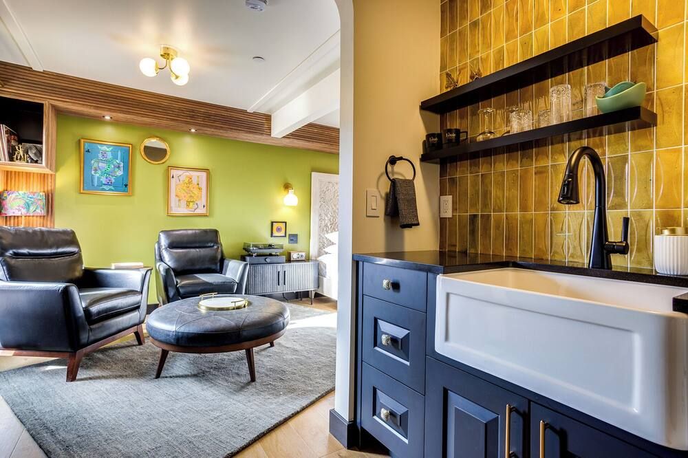 The Sun King at The Louie Boutique Motel, Walk to Everything! Dog Friendly! - ניופורט - סלון