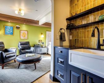 The Sun King at The Louie Boutique Motel, Walk to Everything! Dog Friendly! - Newport - Oturma odası