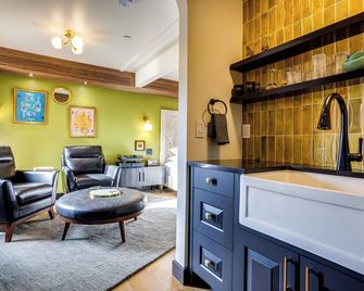 The Sun King at The Louie Boutique Motel, Walk to Everything! Dog Friendly! - ניופורט - סלון