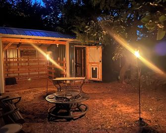 3- bedroom 2 baths Barndominium in Cushing- Country/Western/Music/Pet Friendly - Cushing - Patio