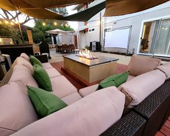 San Diego's 4-bed Oasis with Hot Tub, Gym, Outdoor Theater & Huge Yard. - San Diego