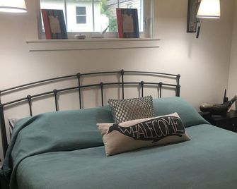 Summer special! Adorable Whale's Tail guest cottage. - Southwest Harbor - Bedroom