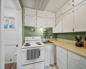 Lakefront Cottage (with pool) on quiet Lake Hudson - Pryor - Kuchyň