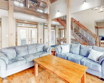 Lucille 109 - The Blue Mountains - Living room