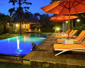أوماماني فيلا بالي - South Kuta - حوض السباحة