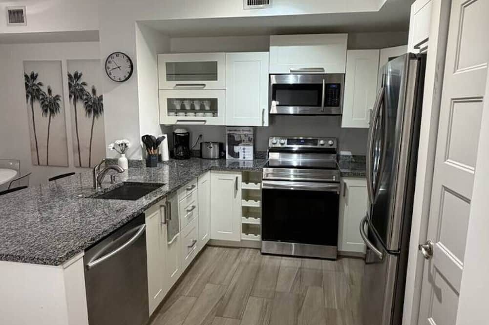 Downtown Wpb Condo at Cityplace - West Palm Beach - Kitchen