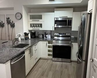 Downtown Wpb Condo at Cityplace - West Palm Beach - Küche