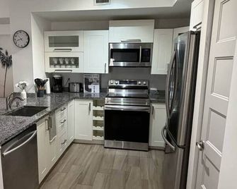Downtown Wpb Condo at Cityplace - West Palm Beach - Kitchen