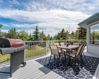 Hilltop Hideaway | Beach | Foosball | Arcade Games - Rimbey - Balcony