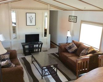 Clean and Cozy Home Away From Home! - Stanley - Living room