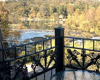 The charming French Chateau overlooks the beautiful falls of the Spring River - Hardy - Балкон