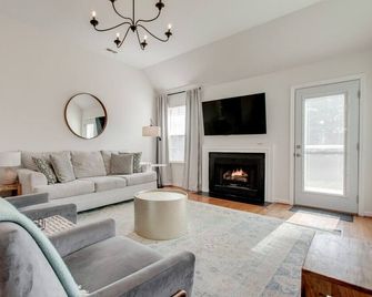 Game Room Fenced backyard Sleeps 10 Fire Pit - Spring Hill - Вітальня