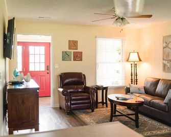 Grandma's Cottage at Garrison Farmstead near Columbia and Greensburg KY - Columbia - Living room