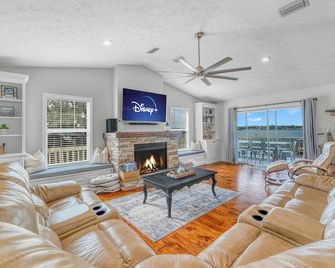 Modern Waterfront Lakehouse, with a private beach and a spacious boat dock. - Lake Placid - Obývací pokoj