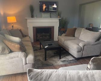 Great Home in Brownsville, Tennessee 1 Single Bedroom Available for Lodging. - Brownsville - Living room