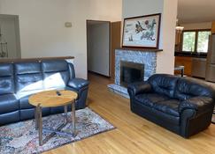 Terrific vacation house only 4.5 miles away from downtown Boston - Boston - Living room