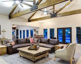 Blanco Valley Lodge - luxury home & guest house. River house, pool & game room. - Blanco - Living room