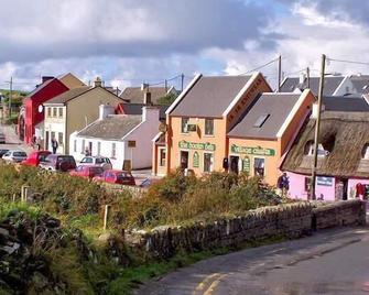 Beautiful Sea Views on the West Coast of Ireland, along the Wild Atlantic Way. - Lisdoonvarna - Building